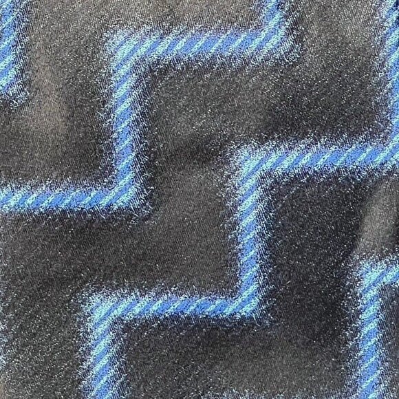 Hugo Boss 100% Silk Black & Blue Zigzag Pattern Mens Tie - Picture 2 of 9